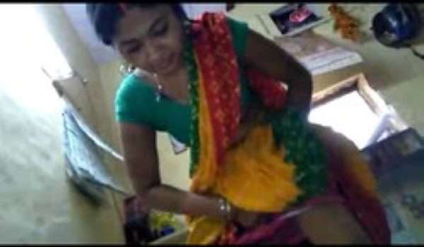 Desi Bhabhi Gaon Ke Aangan Mein Sex Show