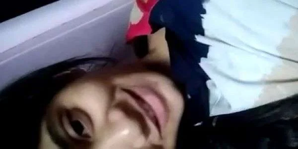 Pyari Ladki Chut Ki Masle Se Ungli Karke Dikhati Hai