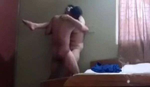 Deewar par gf ko chora boyfriend aur girlfriend scene