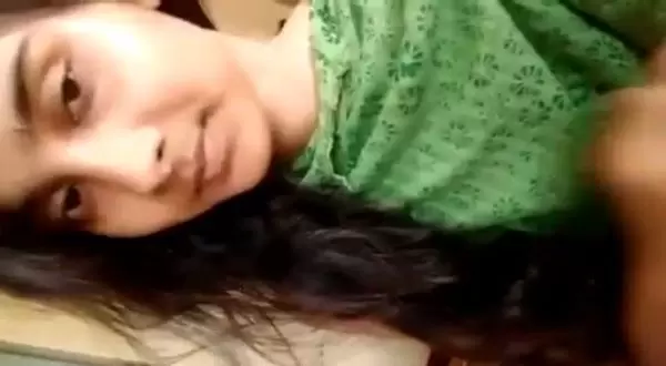 Ladki Ne Choot Par Ungli Karke Dikhaya Masturbate