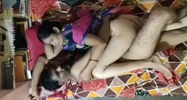 Married couple ka lund ki sawari riding missionary position mein lete hai
