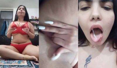 Ladki ne chunchi doodh se masturbation kiya
